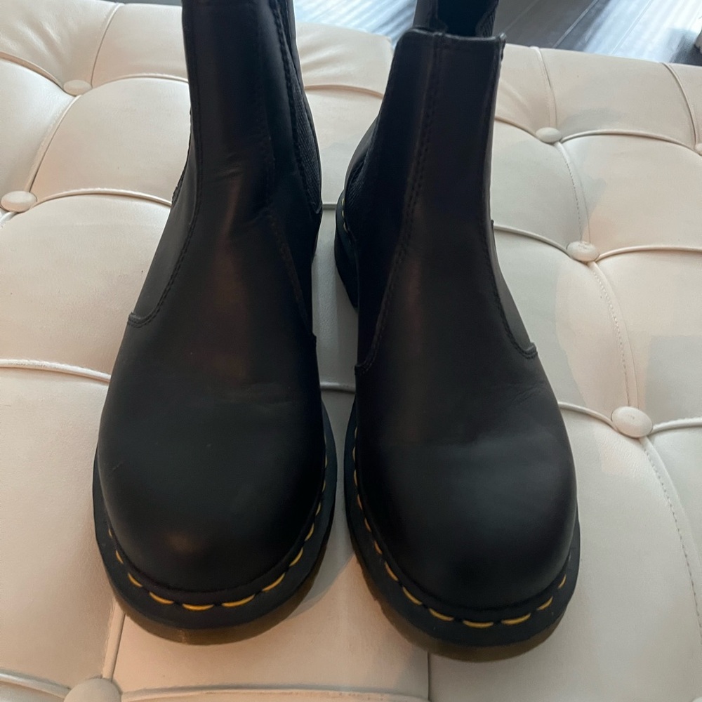 Dr. Martens 2976 Chelsea Black Boots. Size 11. EUC ( worn twice)